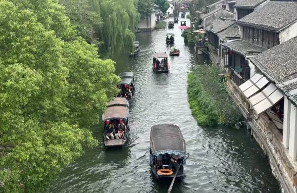 国庆黄金周首日，南浔古镇迎来客流高峰-第1张图片-旅游大全网