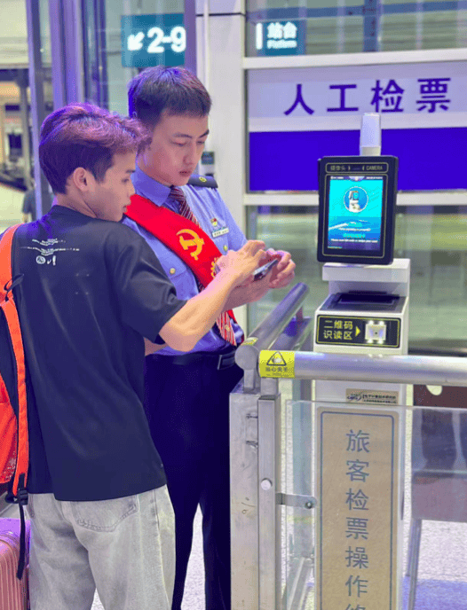 分别在进站口,候车室,检票口,该站20多名工作人员全员到岗,在肇庆东站