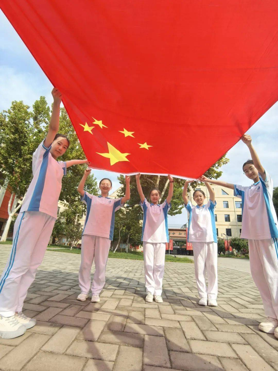 追寻红色印记青春向党前行保定市第十七中学开展青春告白祖国活动