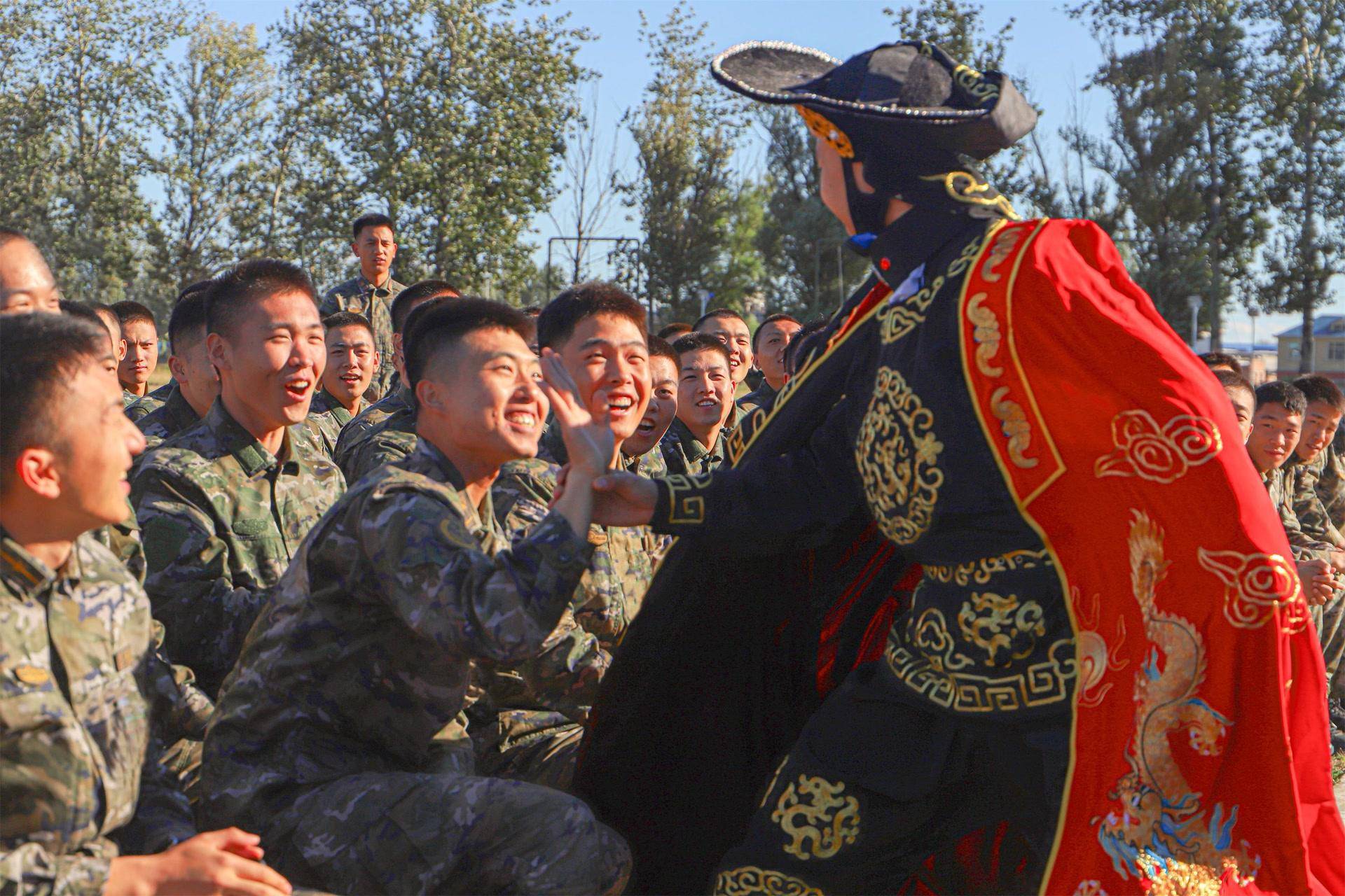 共庆华诞!战士们这场国庆迎新晚会精彩纷呈