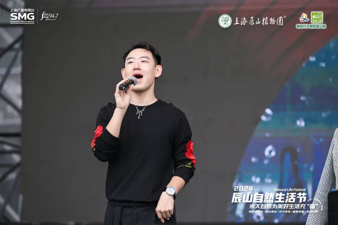 选手储露杰,张羽凌巧,吕晋和飞驰的外卖小哥李瑞丰一起唱响了流行金曲