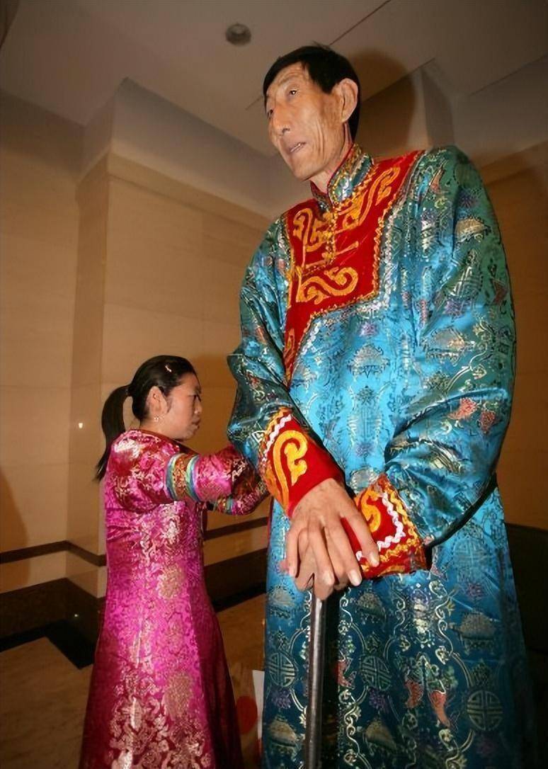 中国第一巨人鲍喜顺:不听医生劝告非要生子,现在儿子长到多高?