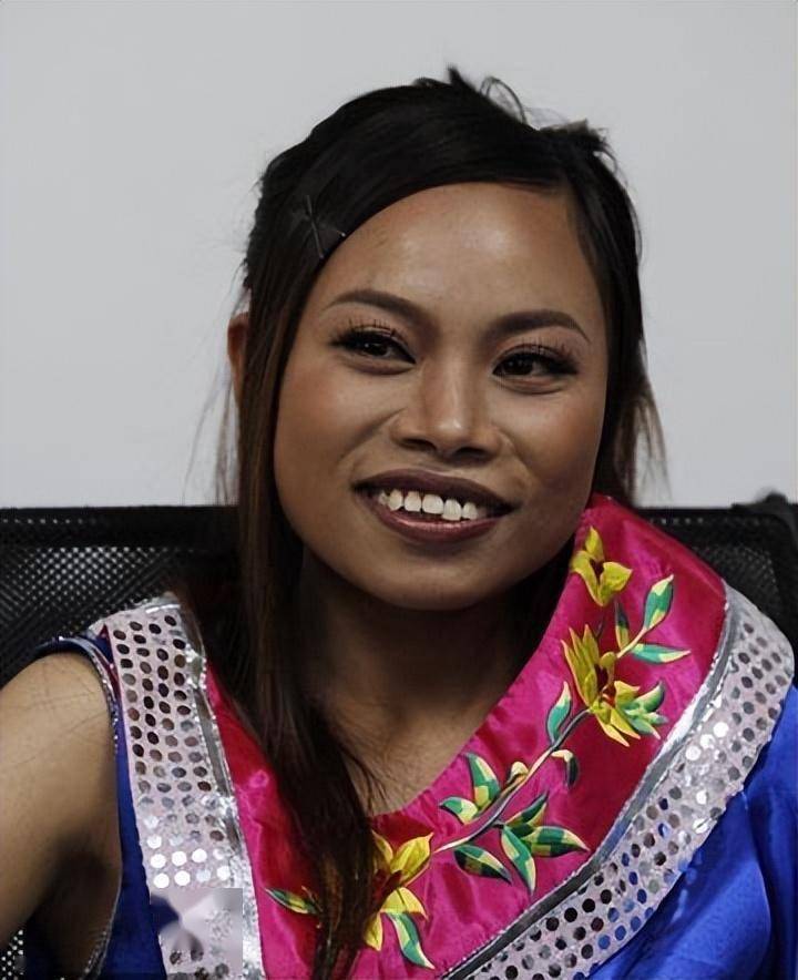 "凤姐"罗玉凤:遭全网封杀,出走美国14年,考上名校后现状如何