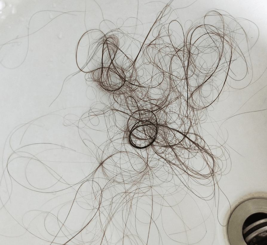 枕头上,梳子上,地上,浴缸里到处都是头发,就是没在自己头上