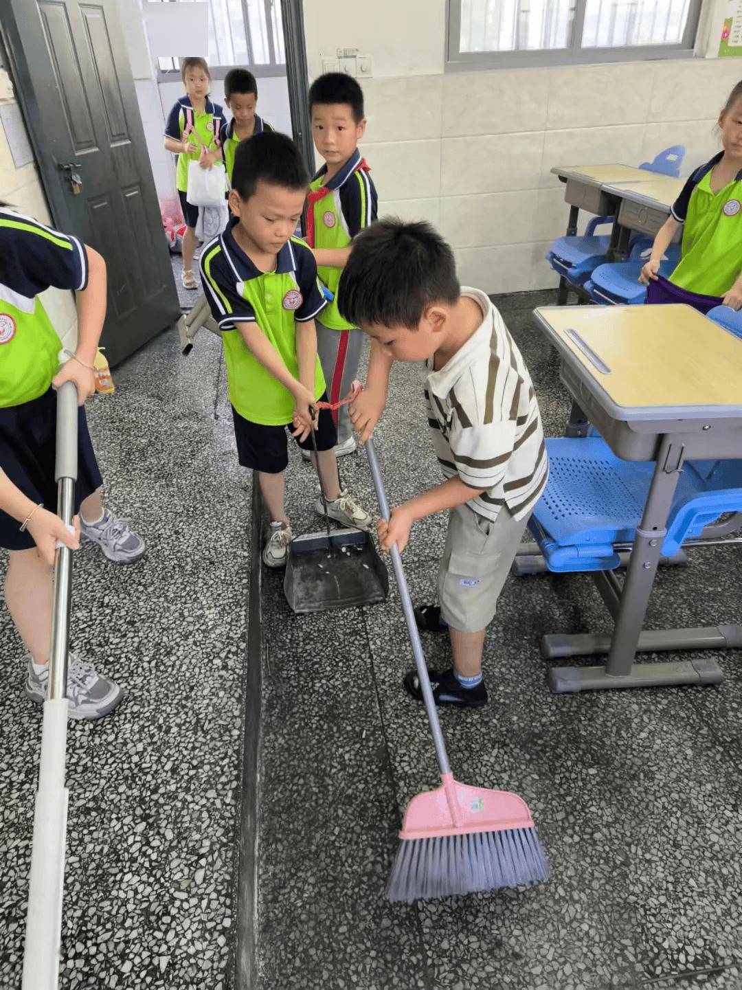 鹿鸣小学开展"迎国庆"爱国卫生运动暨九月份"最美班级"评比活动