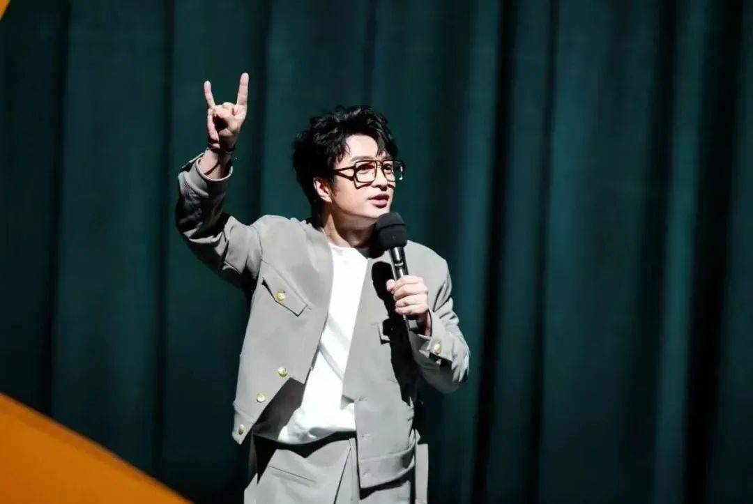 “越是人生的冷场时刻,越应该大笑”,用笑声驱寒的单口喜剧演员_刘旸_生活_节目