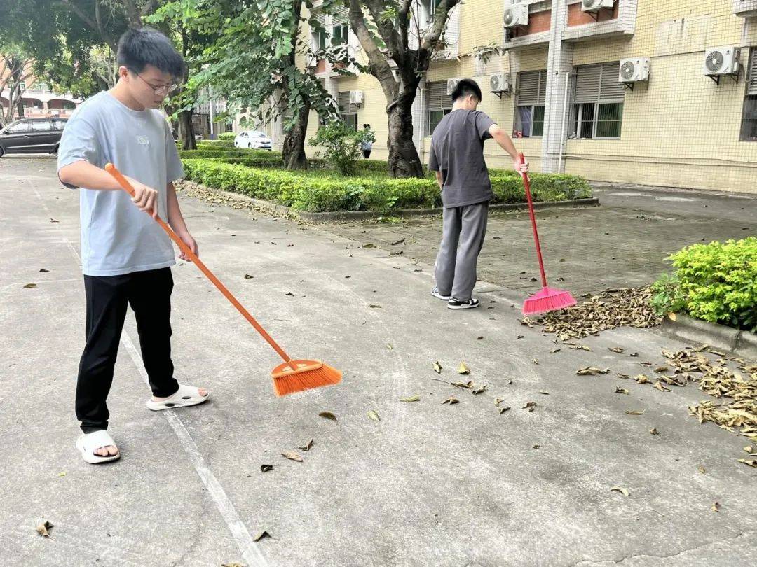 打扫校园图片大学图片