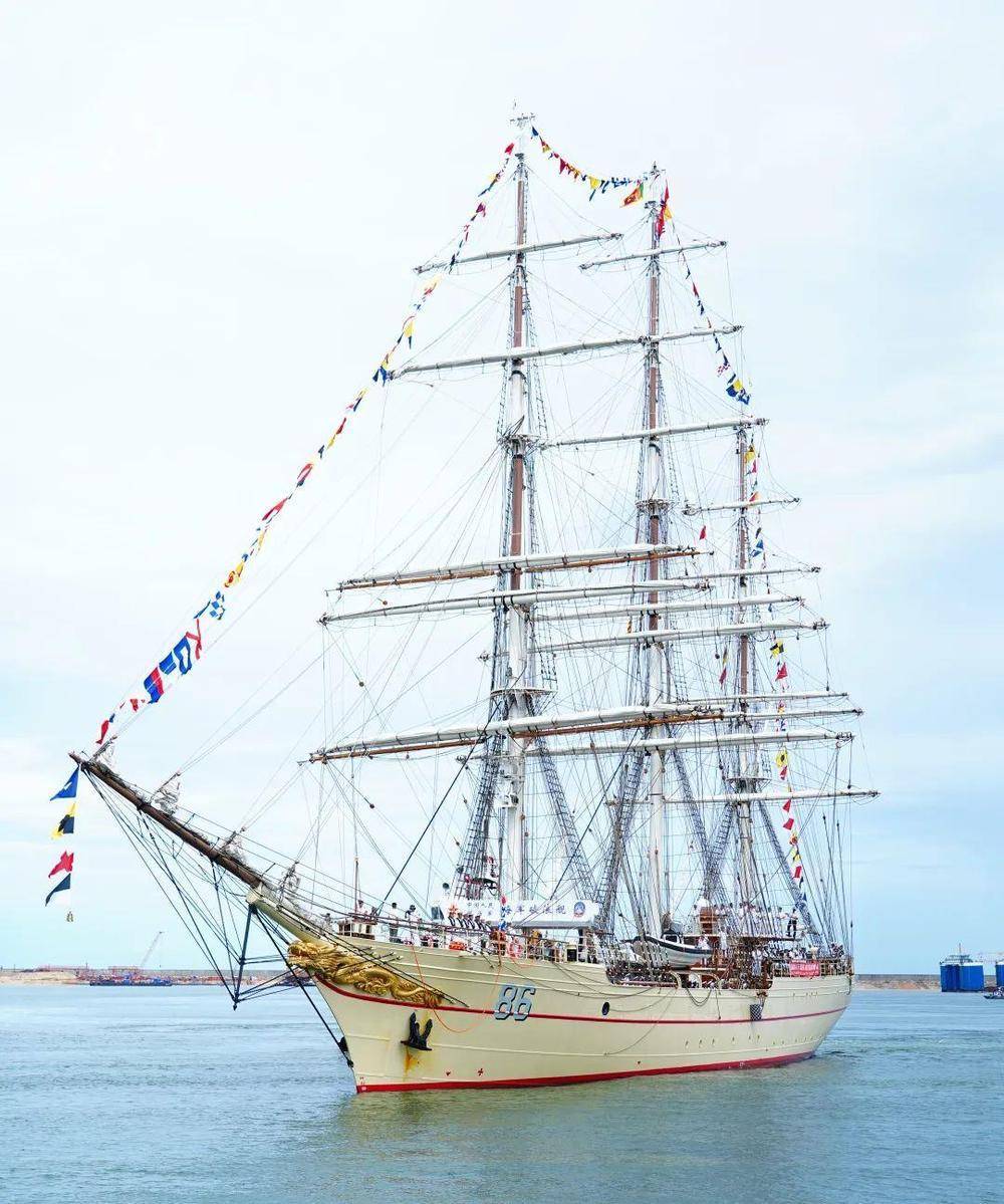 中国海军"破浪"号风帆训练舰访问斯里兰卡