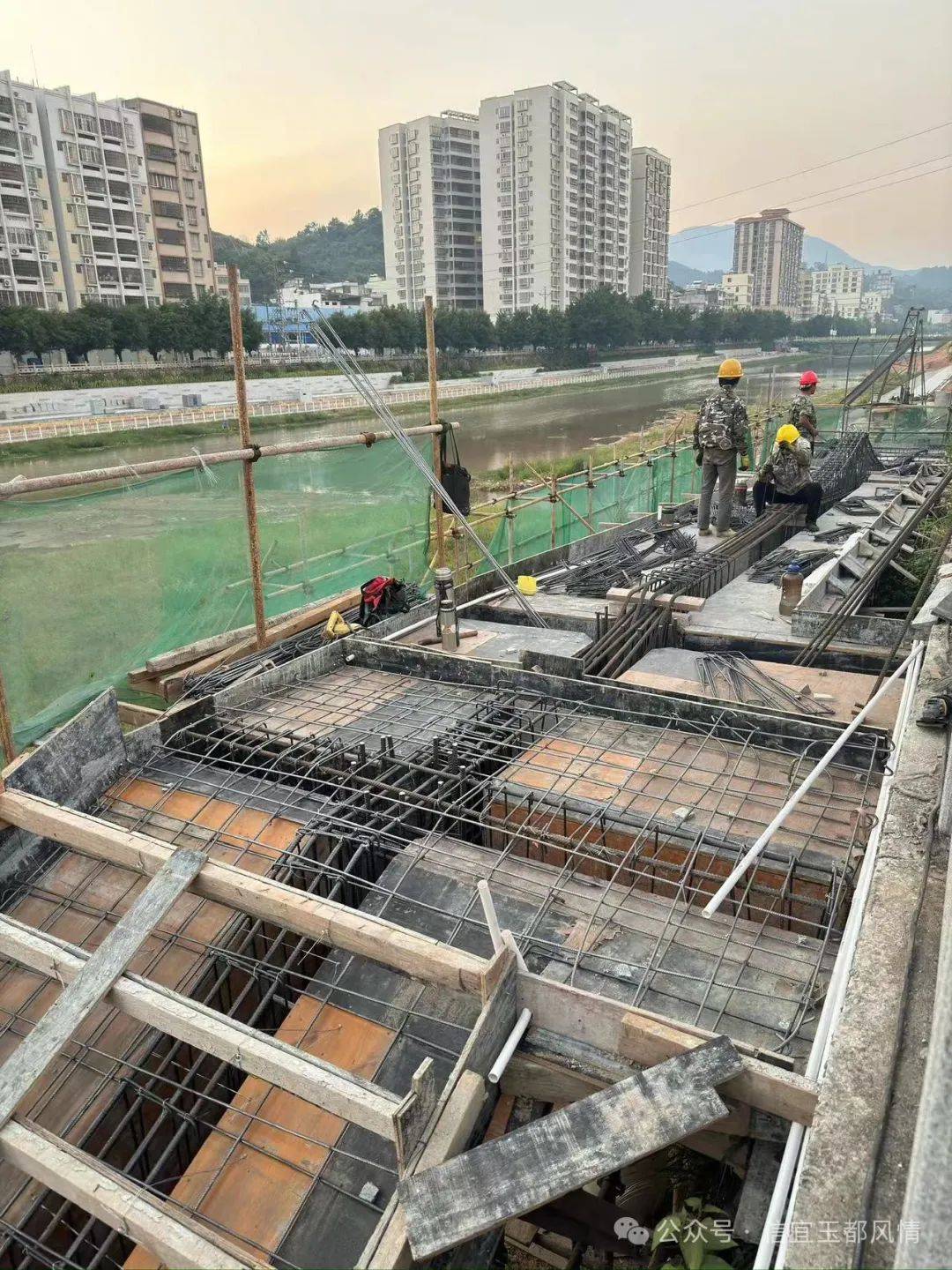 哇~~信宜城北正在修建亲水休闲平台以后散步又添好去处