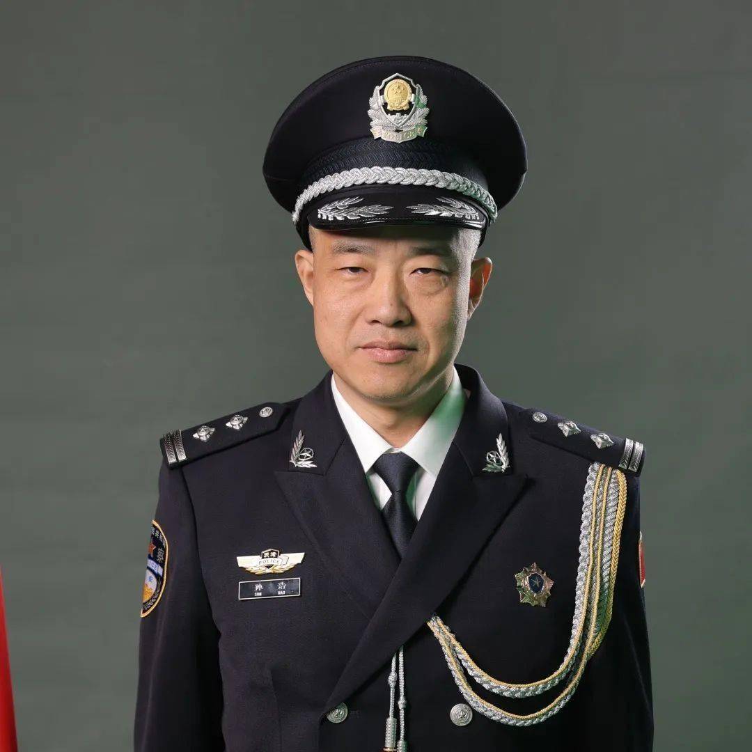 曾荣立个人三等功3次,受到嘉奖6次.孙浩