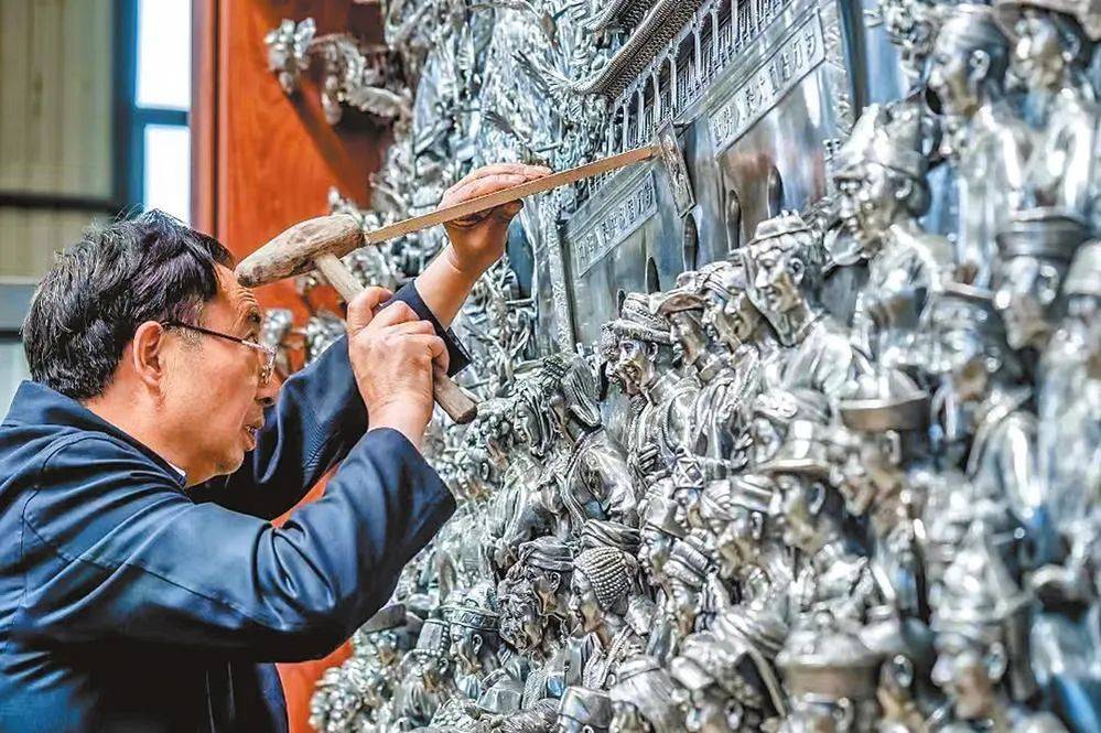 寸发标打制大型银雕屏风.