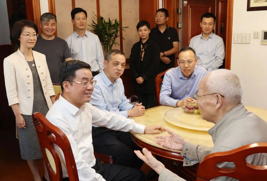 市委书记施惠芳,市人大常委会副主任,市委秘书长马国灿,副市长孙君