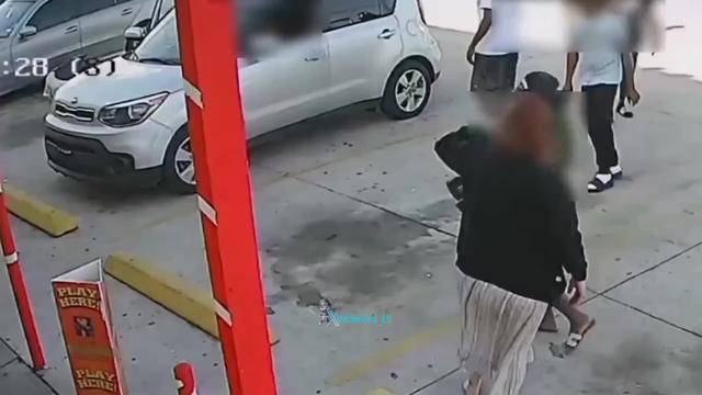 美国德州发生车祸,一名孕妇被一名妇女踢到肚子后失去了孩子