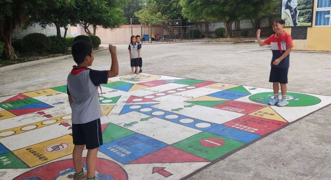 在操场喷绘交通安全飞行棋游戏区域▲建立交通安全宣传进课程机制