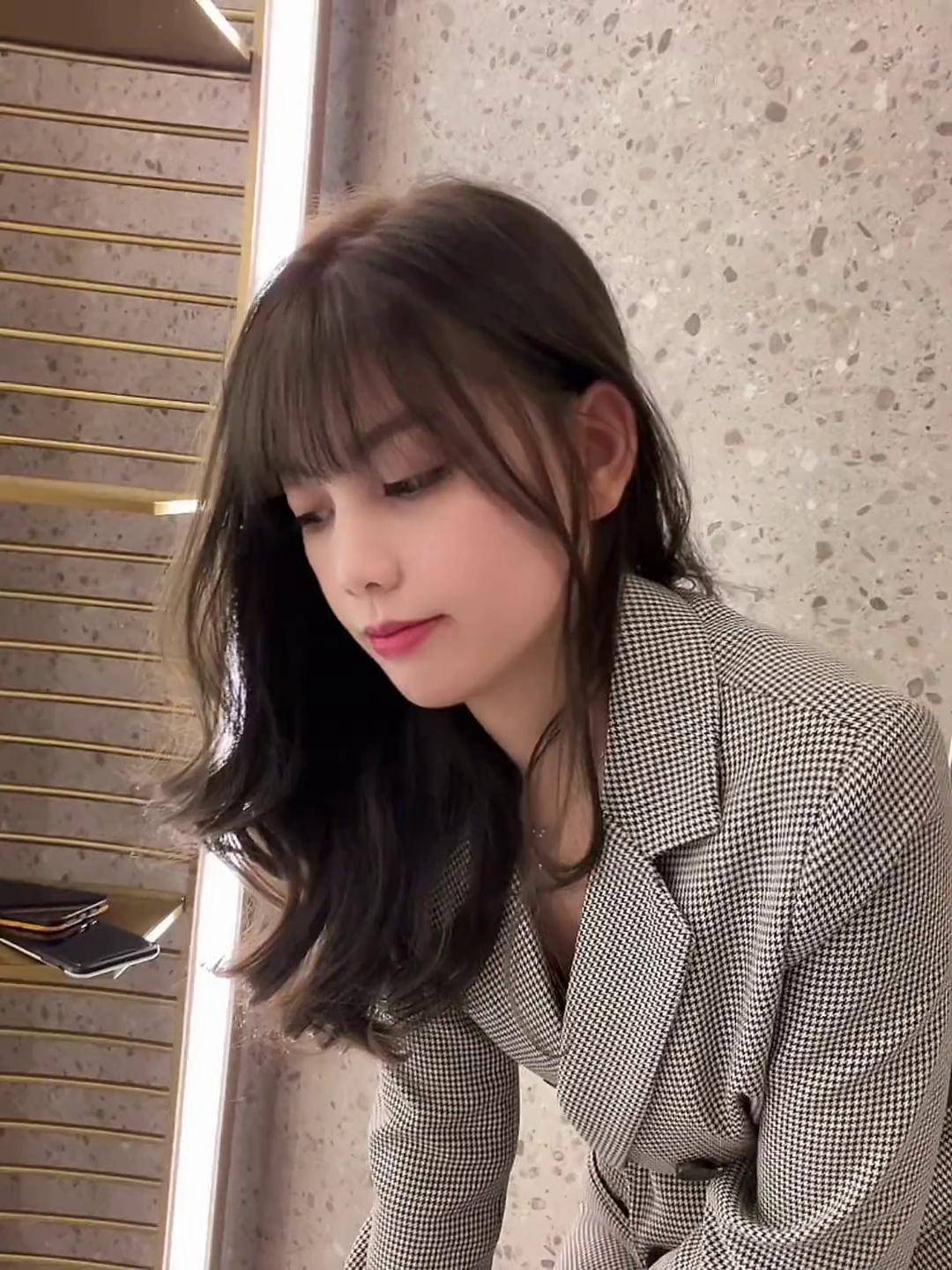 简单易打理的烫发设计相信很多人会喜欢根据脸型设计发型 深圳3am