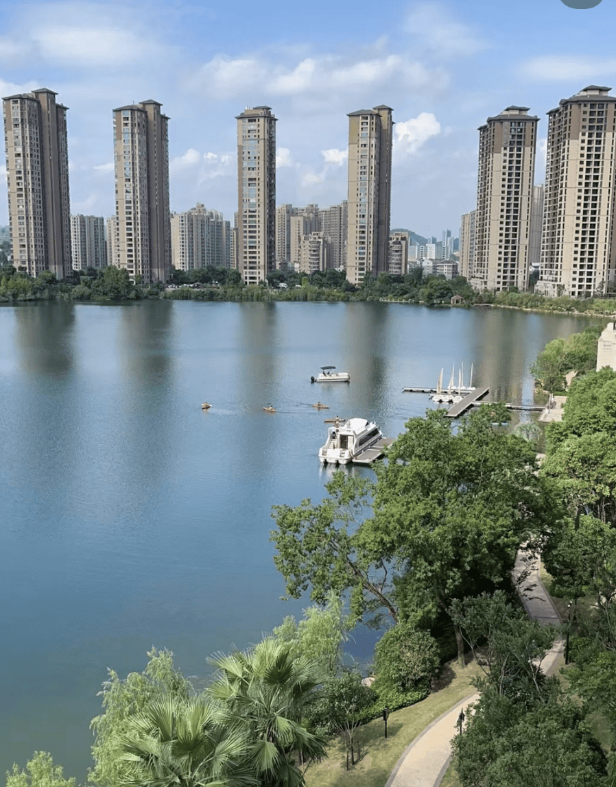 最近的年轻人，流行去富人小区旅游