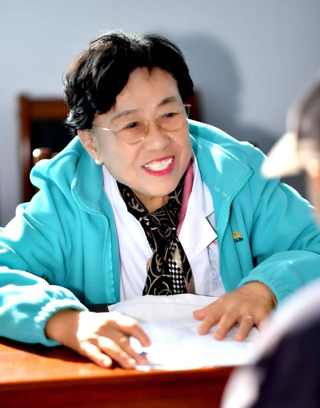 院长,"菊香爱心团队"领队张菊香带领一行28人前往本溪市小市镇上堡村