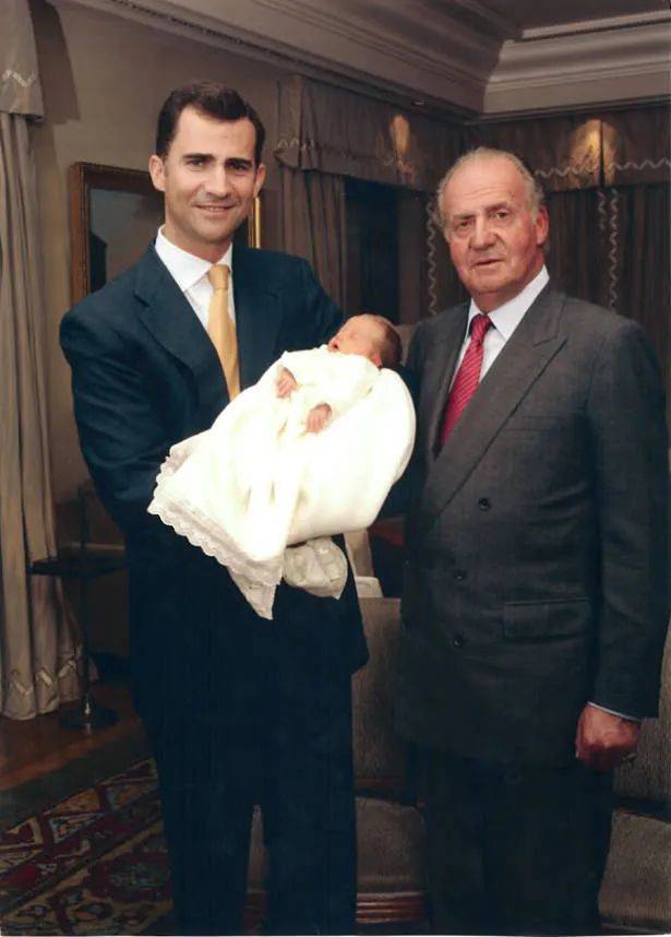 德信官方网站下任西班牙女王是她！ 「全欧洲最美皇室」莱昂诺尔公主还是学霸从小美到大的时尚穿搭进化史