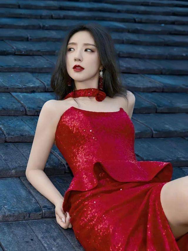 赵奕欢迷人造型,一袭红色开叉抹胸裙,性感明艳
