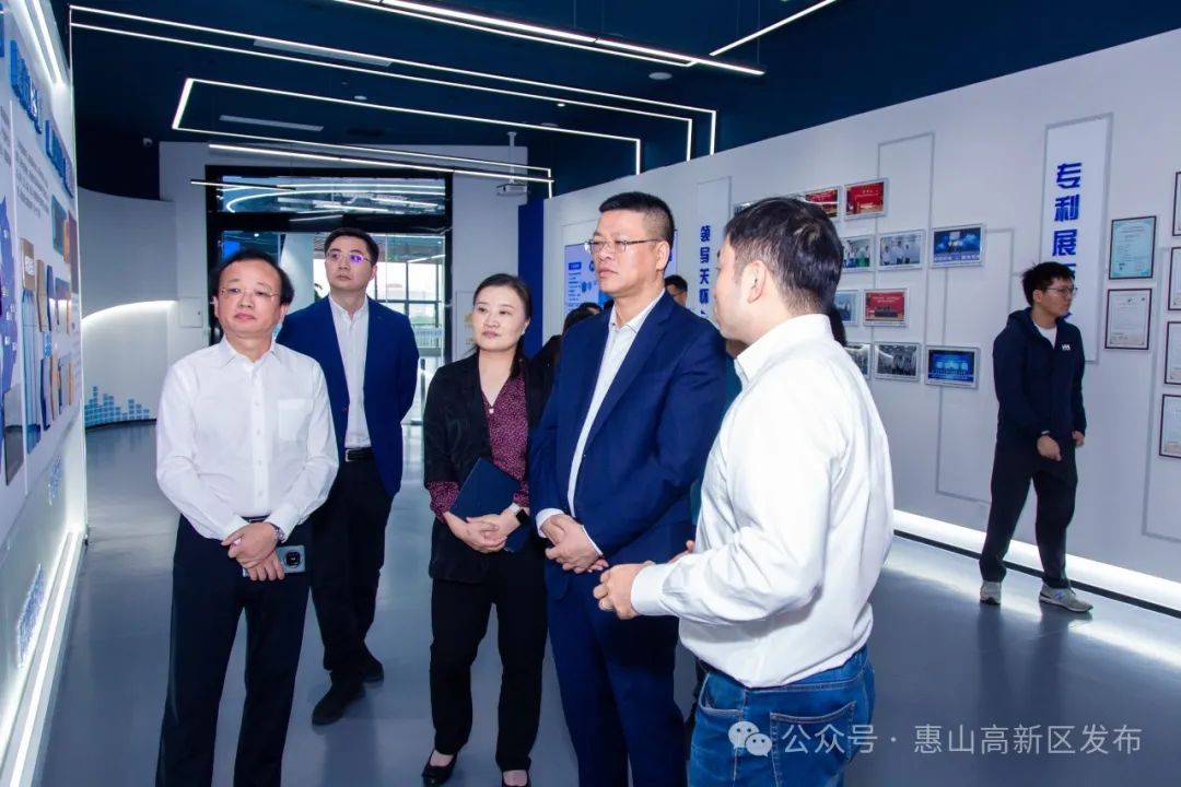 科技局副局长鲍静,各相关处室负责人,区科技局相关领导,镇领导张仁洪