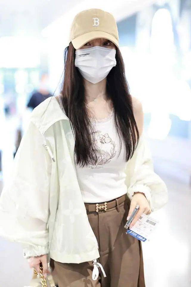 李小璐拍写真放飞自我!穿奶白衬衫只系一颗扣,43岁又纯又欲嫩似蜜桃