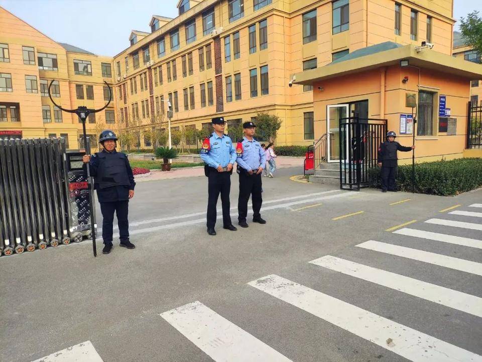 济南高新区稼轩小学"警校家"三位一体护航学生平安出行