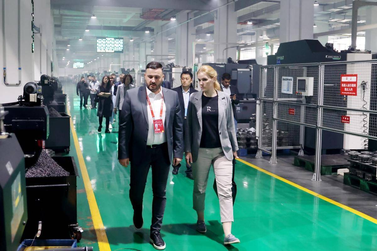 多国外宾参观万华化学和艾迪精密:"中国智造"让人震撼