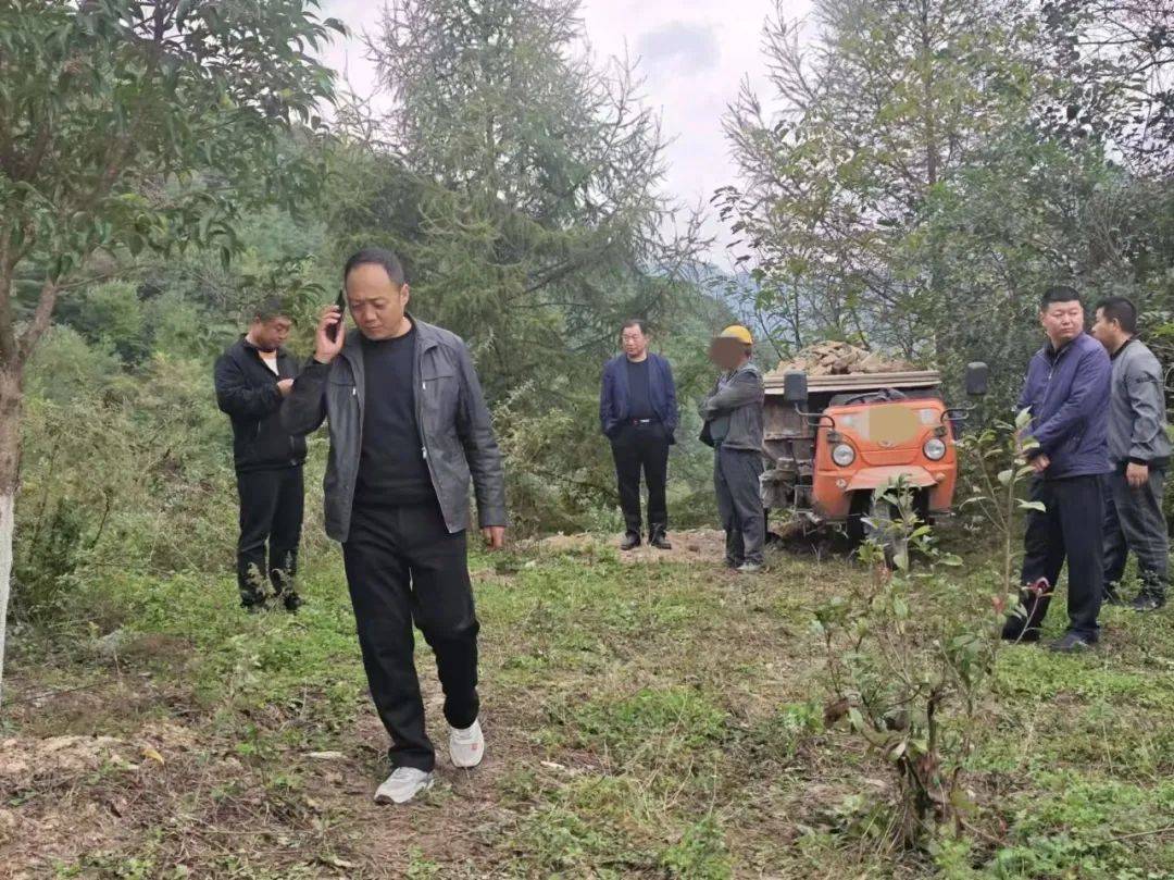 康县城关查处一起乱倾倒建筑垃圾违法行为