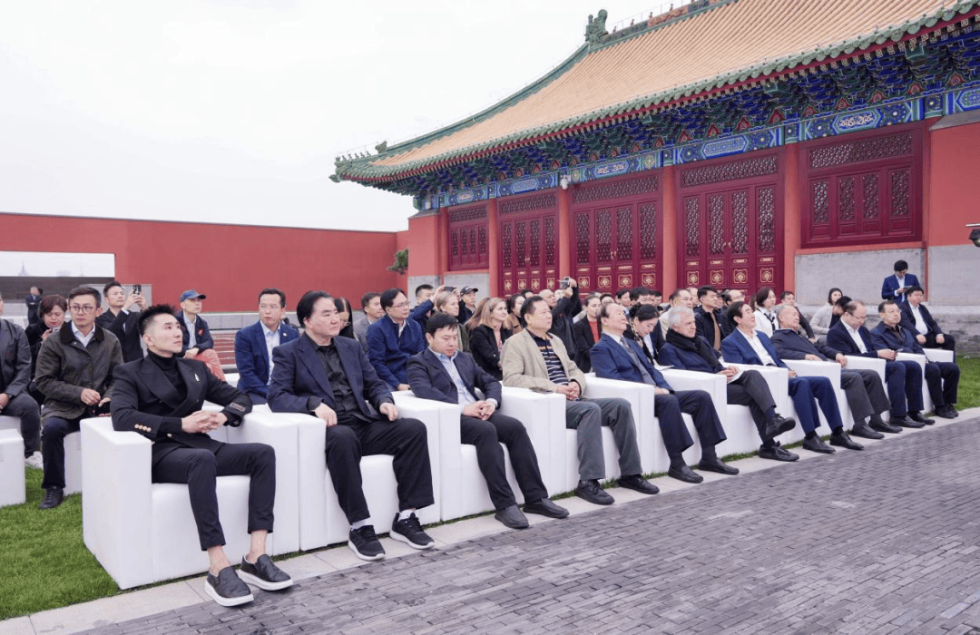 北奥集团总经理刘辉与城市传奇董事长周一帆分别上台向