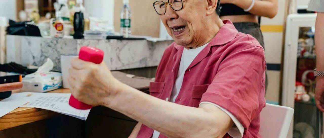 92岁胡枫自曝想直播带货，与两位TVB当家花旦做节目，调侃曾志伟_美女_观众_陈炜