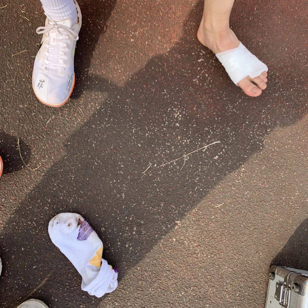 在刚刚起跑不久,他的一只钉鞋便被旁边的选手踩掉,他只好趿拉着鞋子