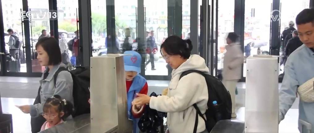 33.3亿人次,再创新高!旅游列车助力旅游经济、银发经济发展 33.3亿人次,再创新高!旅游列车助力旅游经济、银发经济发展