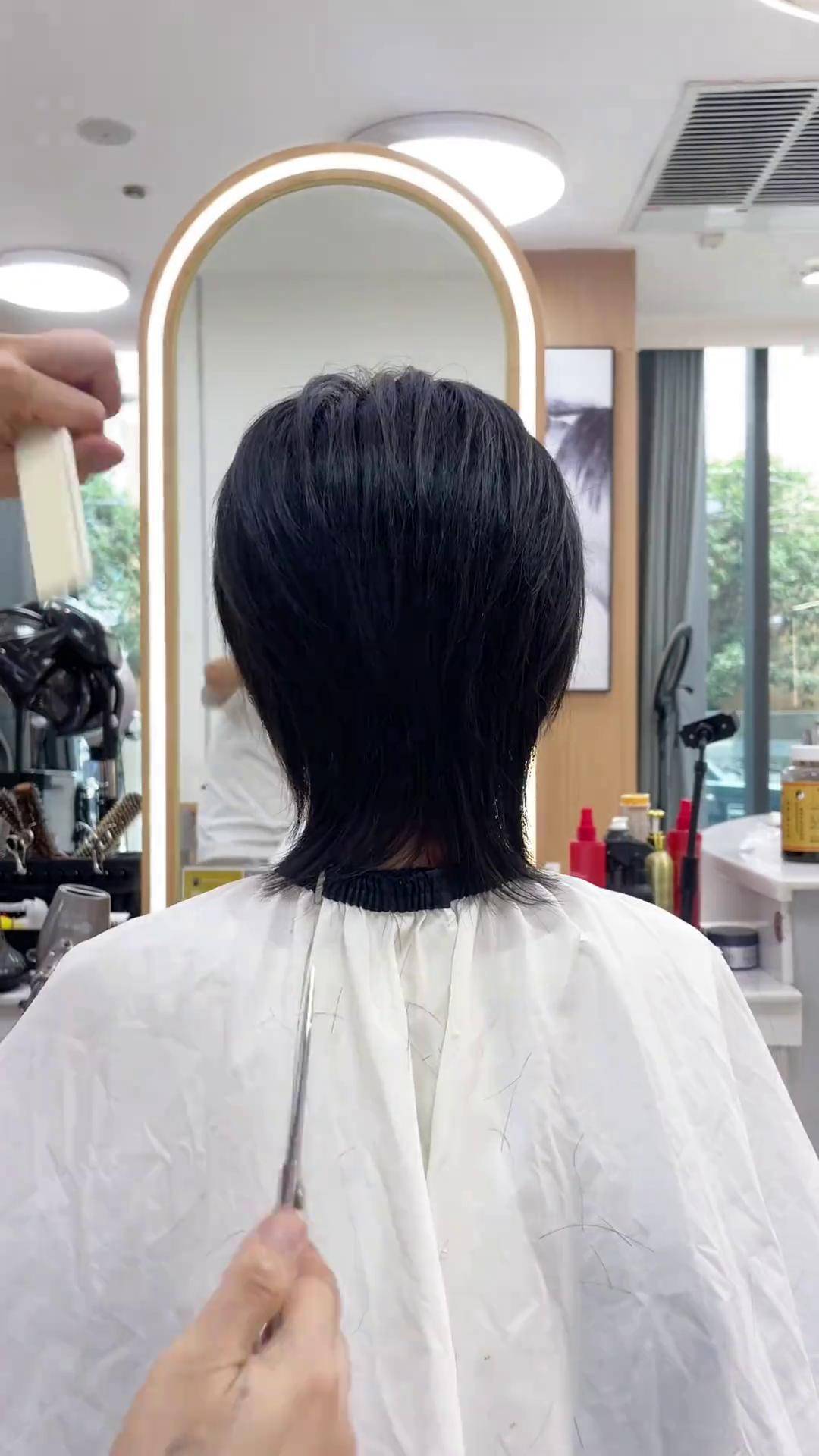 在泸州哪里剪头发好 水井沟,摩尔商城三楼,阿强老师来一款这样的燕尾