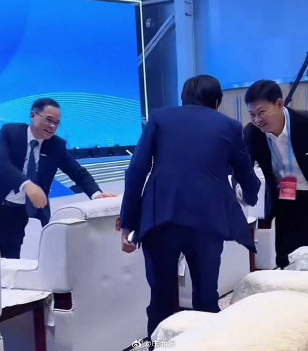 雷军、余承东在世界智能网联汽车大会握手，看得出双方都很客气_搜狐汽车_搜狐网