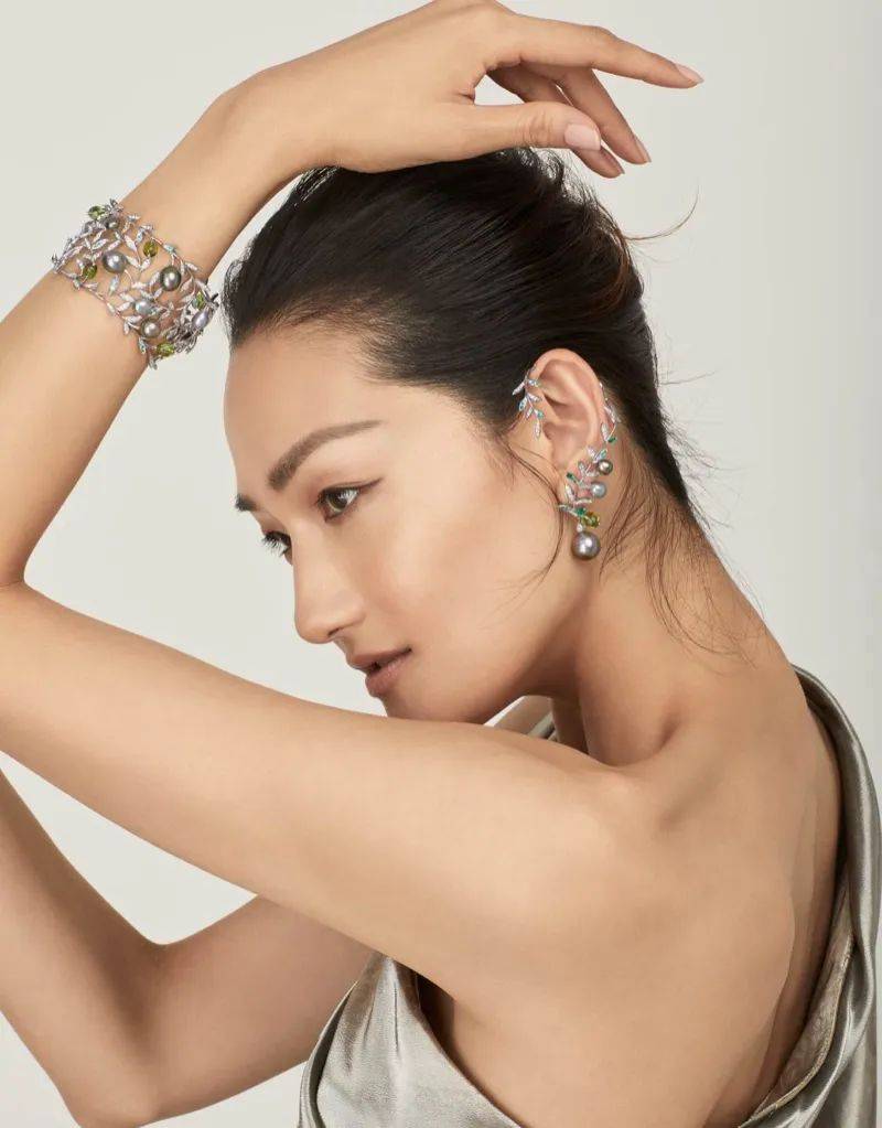 富永爱登上《VOGUE》日本版2025年1月号，25周年纪念的特刊！