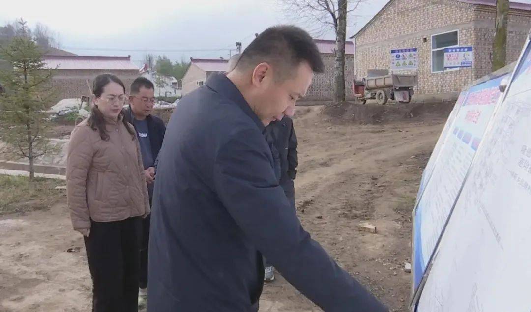 隆德县领导调研地质灾害避险搬迁及南门早市扩建情况