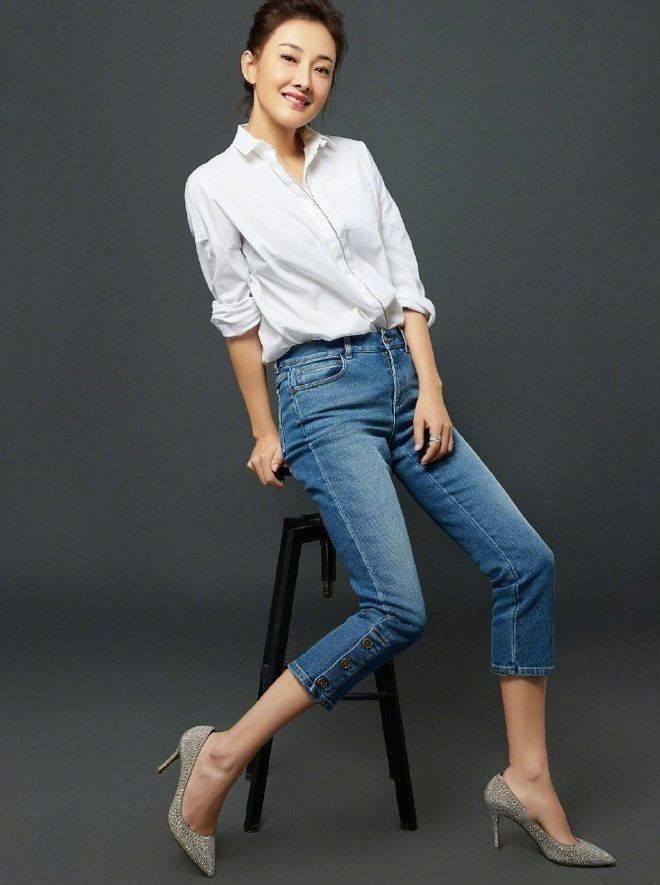 51岁牛莉又带火了一种贵妇穿法:小香风外套 小黑裤,高级又洋气