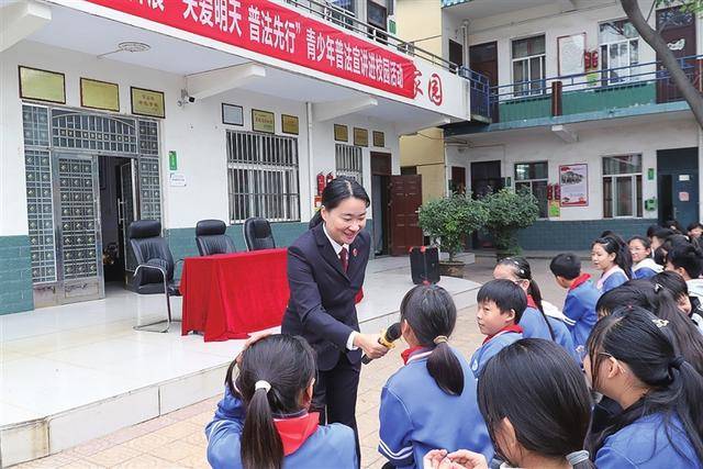 傍西小学图片