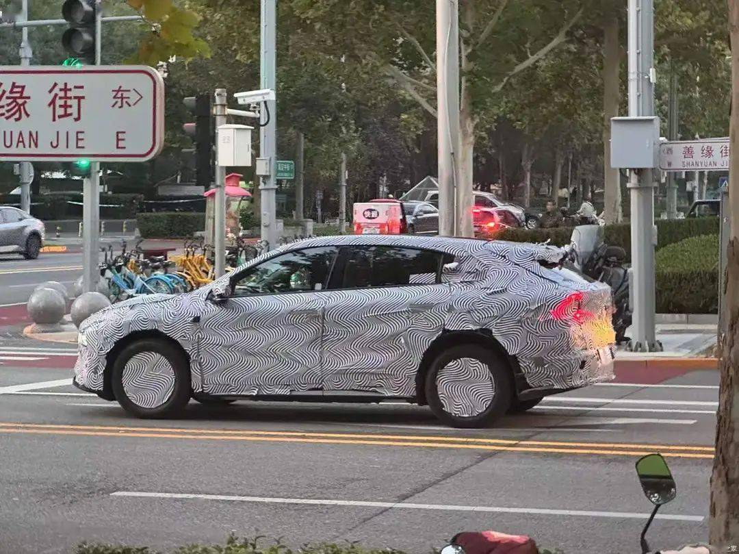 换装P7+同款贯穿式尾灯？溜背造型，一口气能跑700km！