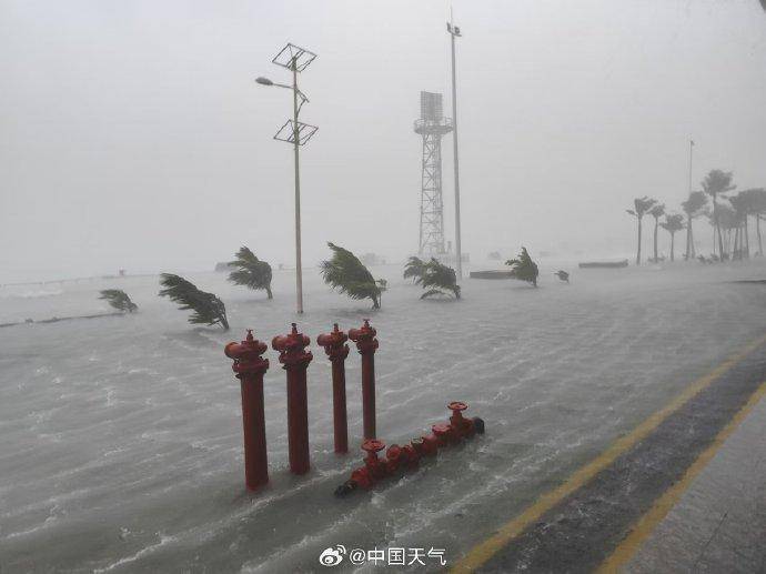 受台风“潭美”影响，海南三亚多景区暂停营业、三沙出现海水倒灌