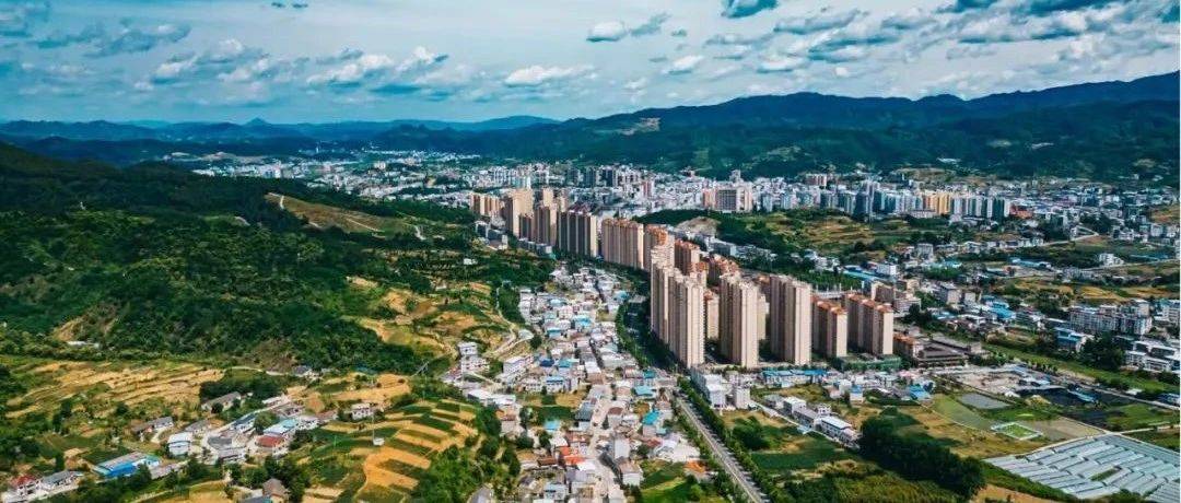 《十堰日报》头版聚焦我县深入学习贯彻市委六届八次全会精神情况→_建设_改革_竹溪县