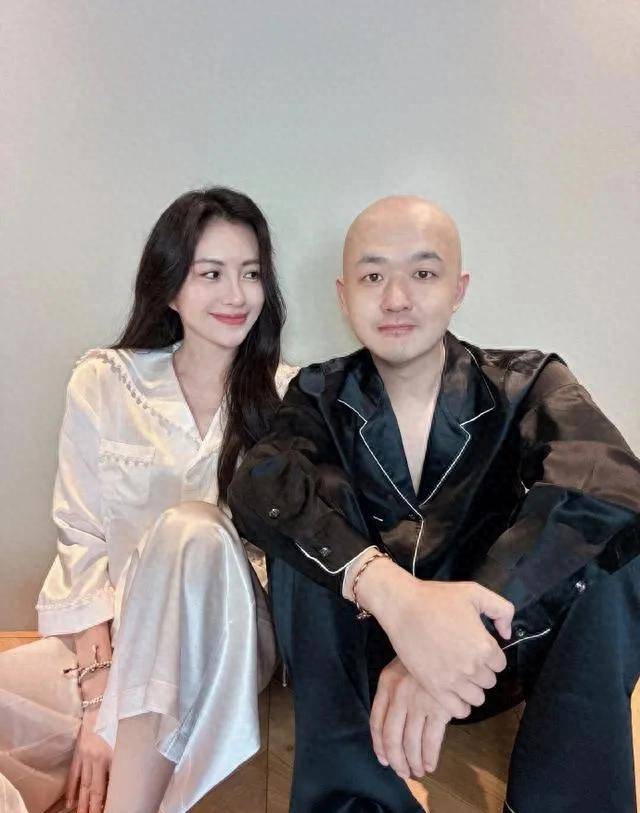 包贝尔一家三口海边度假,幸福满溢引网友热议