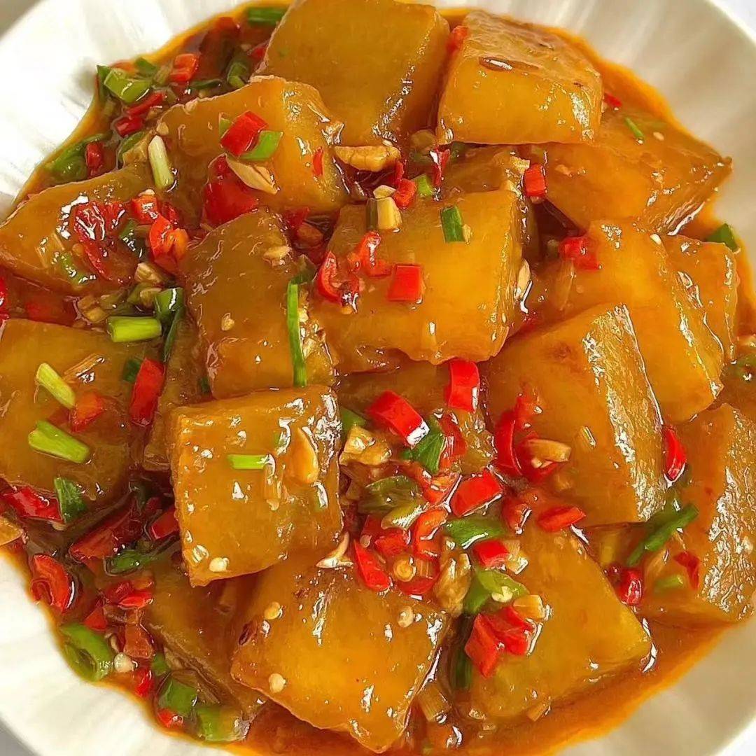 清蒸鱼,藕丁烧五花肉,葱烧老南瓜,素炒条根白晚餐鱼豆腐炒五花肉,土豆
