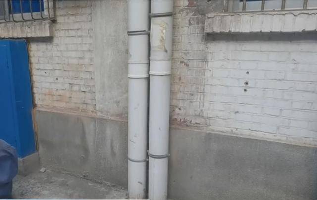 废弃多年自来水管突然喷水！西安一小区成了“水帘洞”