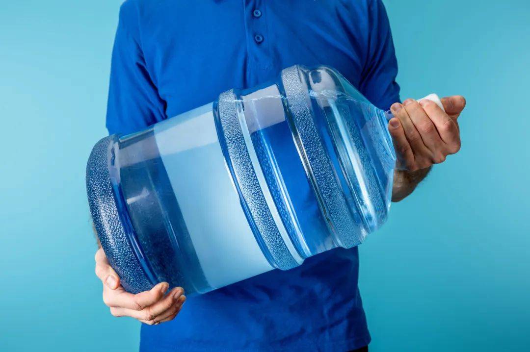 矿泉水、天然水、纯净水……究竟喝哪种水更好?_矿物质_饮用水_人体