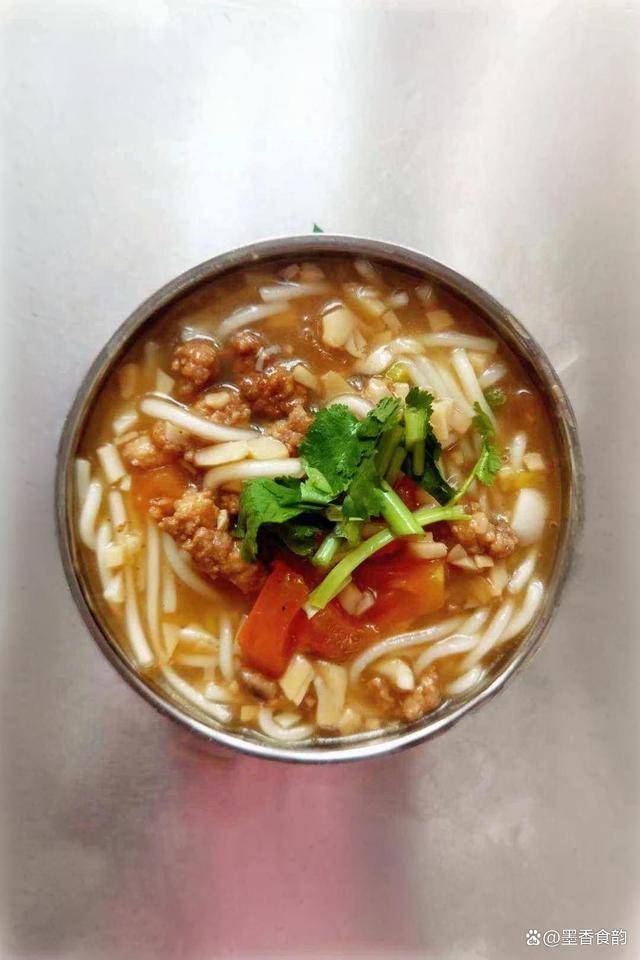 青海美食探秘:品味地道的"寸寸面",感受浓郁的地方风情