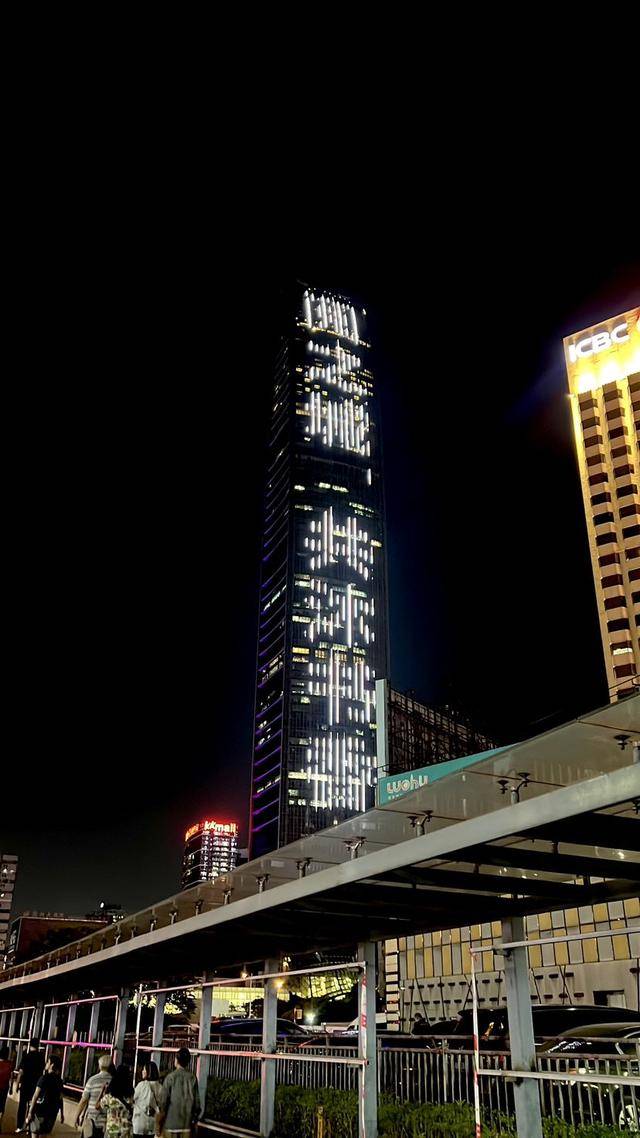 京基100大厦为读书月亮灯.平安金融中心.深圳晚报供图汉国中心