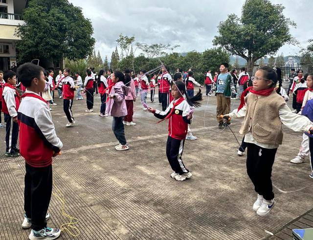 这所学校"放大招",将课间活动变成趣味运动嘉年华_湖东_小学_项目