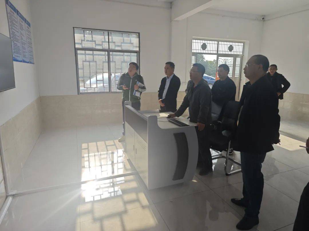 项目绩效评价,市农业农村局副局长覃爱华,乡党委委员,副乡长黄诚陪同