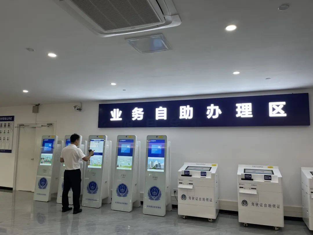 大图此外还可去就近的交警大队"邻里车管"服务窗口办理驾驶证换证业务